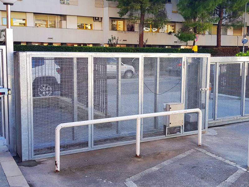Cancello scorrevole con gabbia di protezione con coste come da normativa di sicurezza